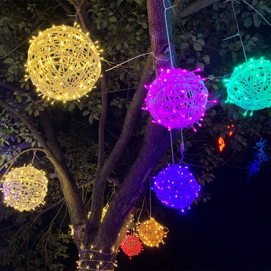 Novos estilos de lâmpada de encadernação de bola LED divisível de plástico pendurado bola de luz para decoração de árvore de natal ao ar livre pequenas luzes de motivo de bola de natal penduradas